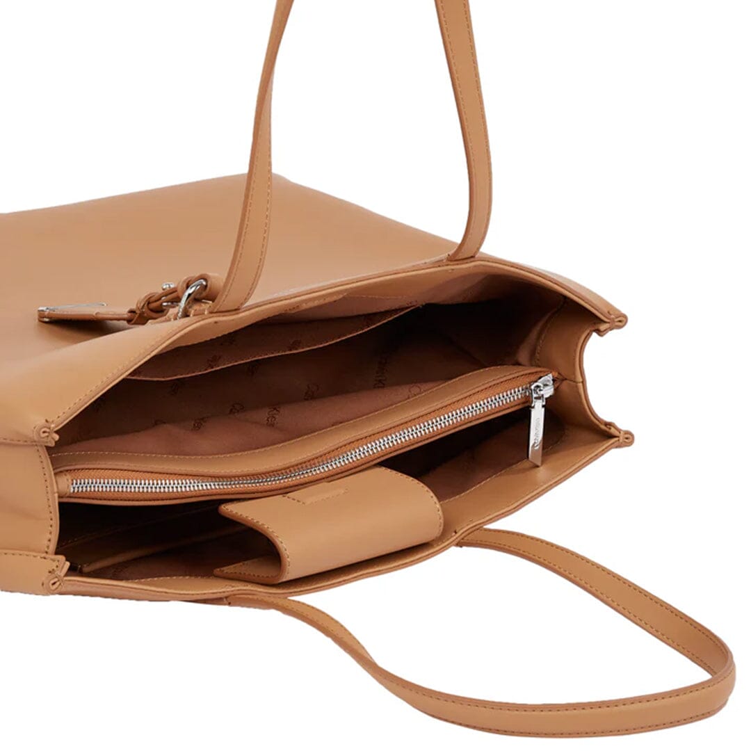 Mala de ombro Calvin Klein p/ Senhora Camel