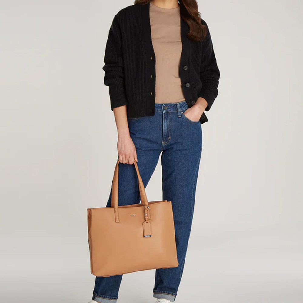 Mala de ombro Calvin Klein p/ Senhora Camel