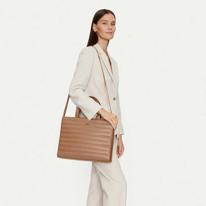 Mala de ombro Calvin Klein p/ Senhora Taupe