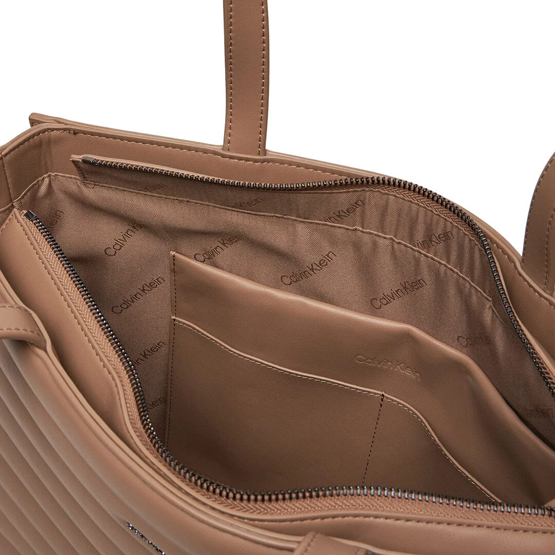 Mala de ombro Calvin Klein p/ Senhora Taupe