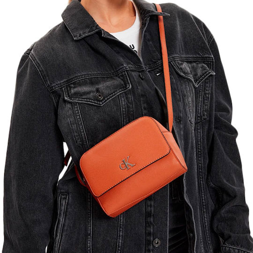 Mala de tiracolo Calvin Klein p/ Senhora Camel
