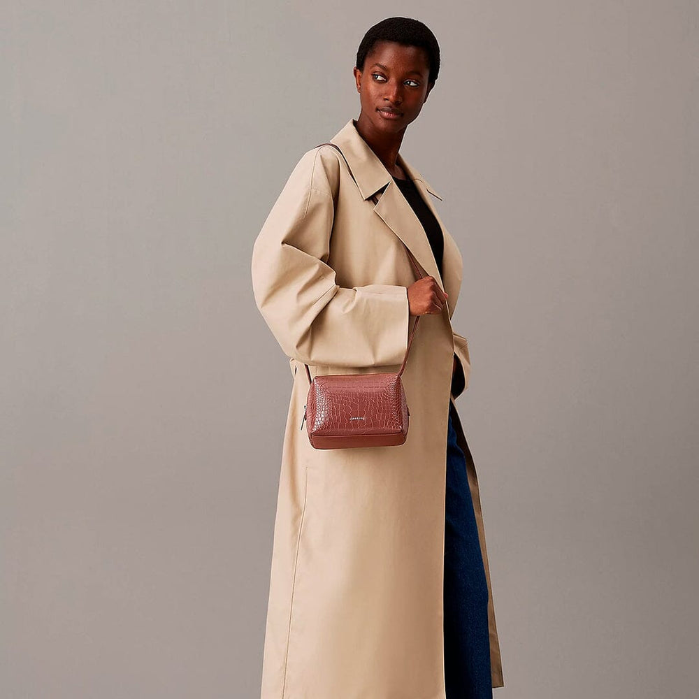 Mala de tiracolo Calvin Klein p/ Senhora Castanha