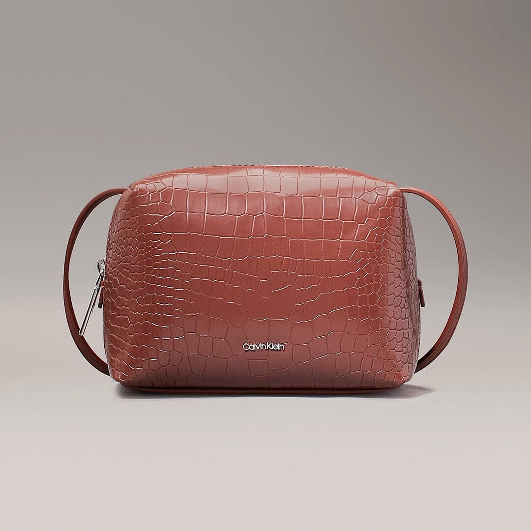 Mala de tiracolo Calvin Klein p/ Senhora Castanha