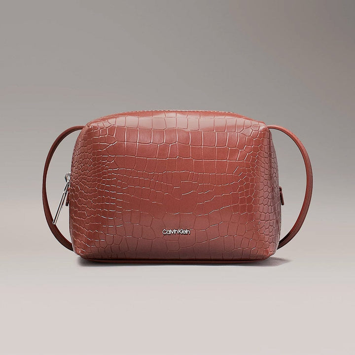 Mala de tiracolo Calvin Klein p/ Senhora Castanha