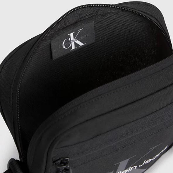 Bolsa de tiracolo Calvin Klein p/ Homem Preta ♻