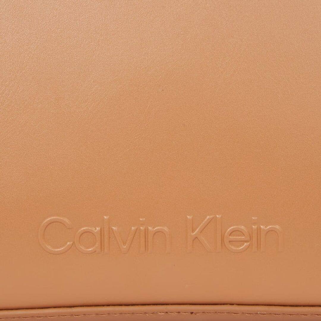 Mala de tiracolo Calvin Klein p/ Senhora Camel 