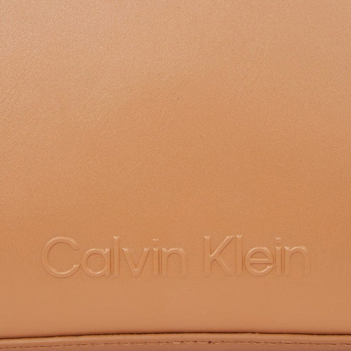 Mala de tiracolo Calvin Klein p/ Senhora Camel 