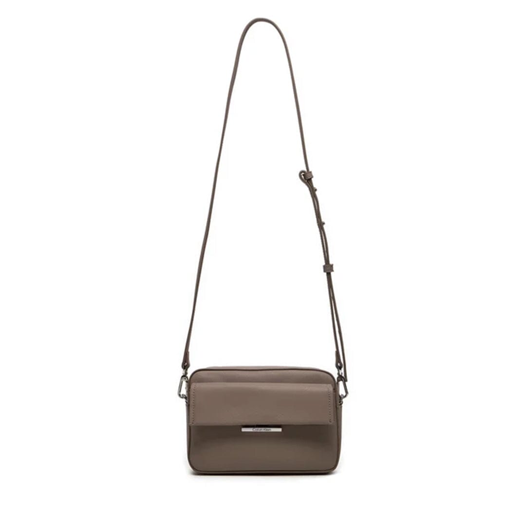 Mala de tiracolo Calvin Klein p/ Senhora Taupe 